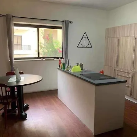 アパート Comfort - 4 Bdr Apartment, Artfully Designed グジラ