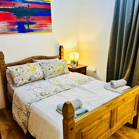 アパート Comfort - 4 Bdr Apartment, Artfully Designed グジラ