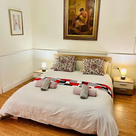Apartment Comfort - 4 Bdr Apartment, Artfully Designed *