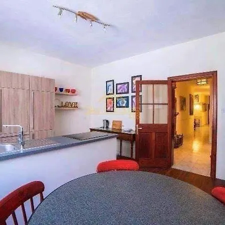 Comfort - 4 Bdr Apartment, Artfully Designed Apartment Gzira