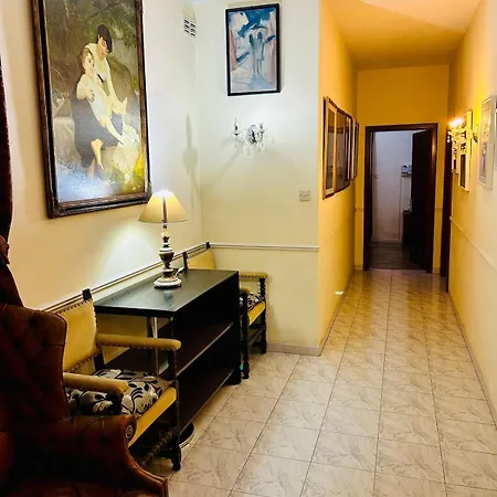 Comfort - 4 Bdr Apartment, Artfully Designed Lejlighed