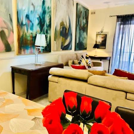 アパート Comfort - 4 Bdr Apartment, Artfully Designed グジラ